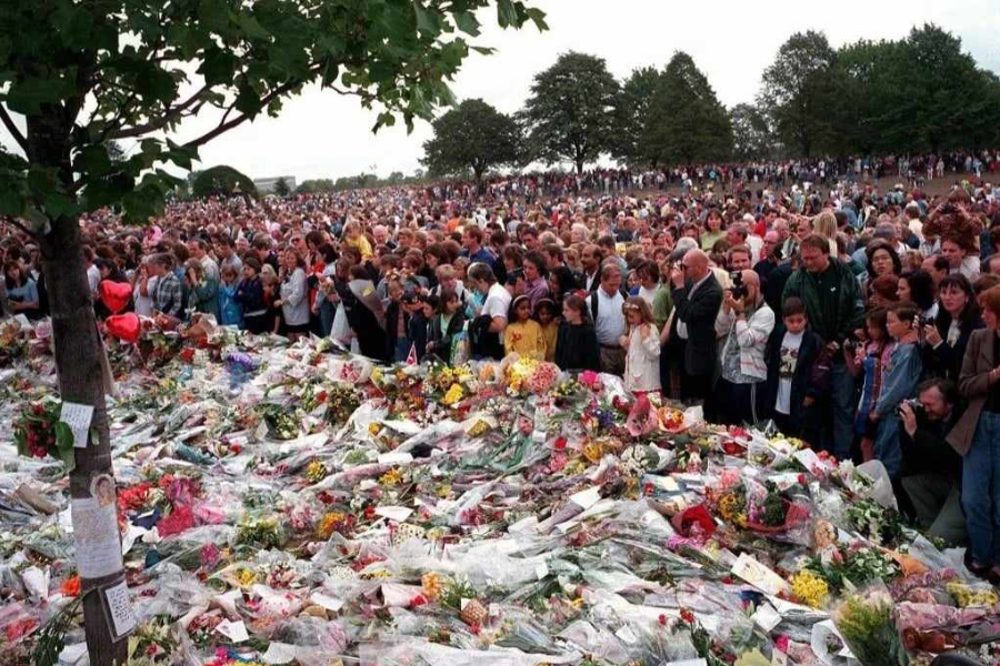 People mourning lady di